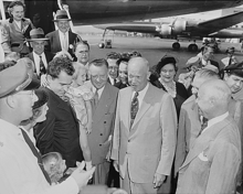 Archivo:Eisenhower meets the Nixons