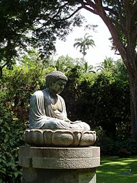 Archivo:Foster Botanical Garden (Daibutsu) - Honolulu, HI
