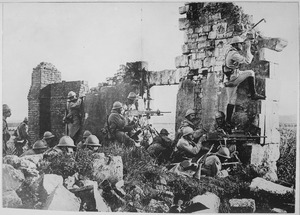 Archivo:French troopers under General Gouraud, with their machine guns amongst the ruins of a cathedral near the Marne... - NARA - 533679