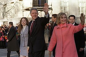 Archivo:Hillary Clinton Bill Chelsea on parade