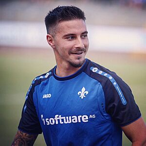 Archivo:Jamie Maclaren July 2017