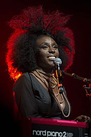 Archivo:Laura Mvula performing at the Montreux Jazz Festival