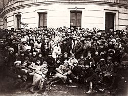Archivo:Lenin, Trotsky and Voroshilov with Delegates of the 10th Congress of the Russian Communist Party (Bolsheviks)