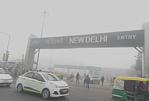 Archivo:Low visibility due to Smog at New Delhi Railway station 31st Dec 2017 after 9AM DSCN8829 1