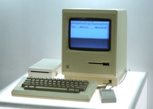 Archivo:Macintosh, Google NY office computer museum cropped
