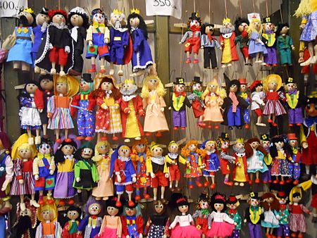 Archivo:Marionettes in a Prague shop DSCN5133