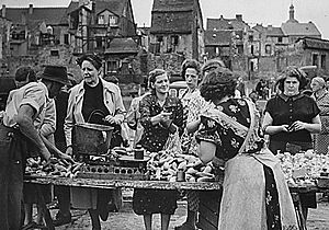 Archivo:Markttag in Saarbrücken, kurz nach dem Zweiten Weltkrieg