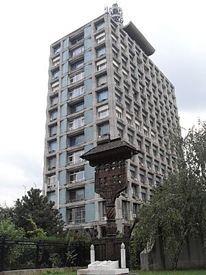 Archivo:Memorial to the 1989 Revolution at the romanian TV headquarters