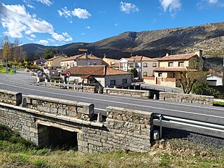 Mengamuñoz puente en la carretera.jpg