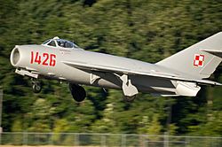 Archivo:MiG-17 landing by StuSeeger
