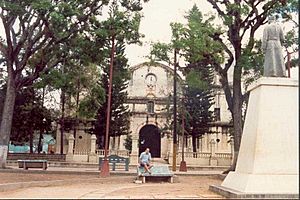 Archivo:Ocotal parque e iglesia (1988)