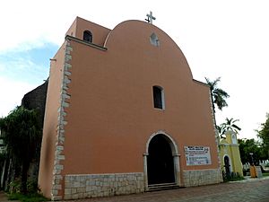 Archivo:Parroquia de la Santa Cruz, Felipe Carrillo Puerto,Estado de Quintana Roo, México - 2012 08