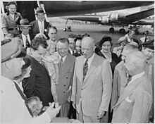 Archivo:Photograph of General Dwight D. Eisenhower, the Republican nominee for President, at Washington National Airport with... - NARA - 200395