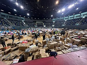 Archivo:Piles of collected aid in Baku Sports Palace