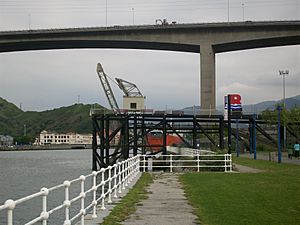 Archivo:Puente Rontegui y cargadero 2