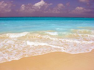 Archivo:Quiet Beach - panoramio