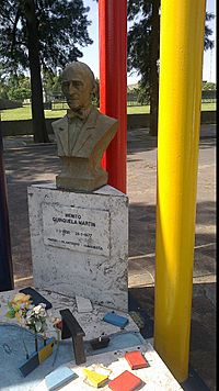 Archivo:Quinquela Martín lápida cementerio Chacarita