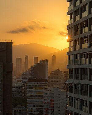 Archivo:Sunset behind Benidorm skyscrapers