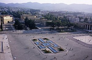 Archivo:Tirana Square 1988