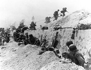 Archivo:Troops move out over the seawall on Utah Beach