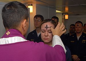Archivo:US Navy 080206-N-7869M-057 Electronics Technician 3rd Class Leila Tardieu receives the sacramental ashes during an Ash Wednesday celebration