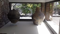 Archivo:Vasijas de gran tamaño. Museo de Antropología de Salta