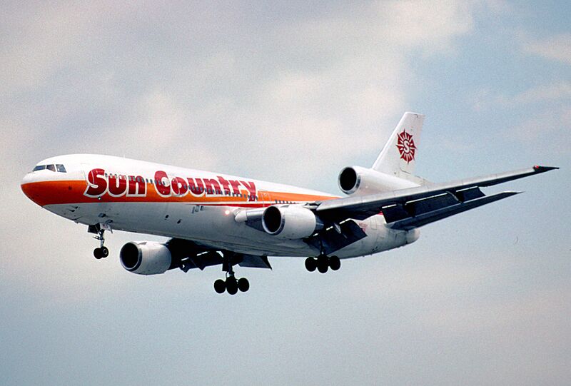 12cd - Sun Country Airlines DC-10-15; N153SY@MIA;31.01.1998 (5198221192)