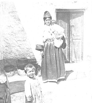 Archivo:1909-09-15, Actualidades, En el barrio judío de Melilla, Tipo de mujer judía en el interior de su domicilio, Alba (cropped)