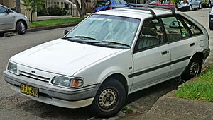 Archivo:1987-1990 Ford Laser (KE) L 5-door hatchback (2011-01-13)