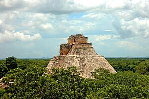 Archivo:2006-08-01 uxmal pyramide
