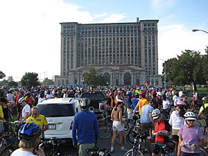 Archivo:2008 Tour de Troit bicycle ride in Detroit - Michigan, U.S.