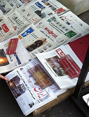 Periódicos en persa, puestos a la venta. Teherán, Irán.