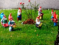 Archivo:7 garden gnomes