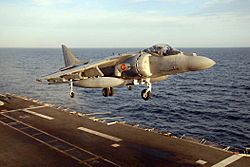 Archivo:AV-8B Harrier landing aboard Principe de Asturias (R11)