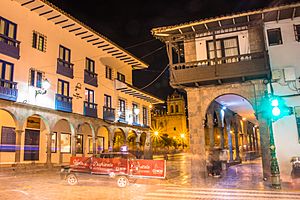 Archivo:Acceso a la Plaza de Armas de Cuzco