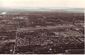 Archivo:Airfield, Hue Citadel July, 1967