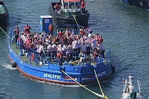 Archivo:Athleticeko gabarra itsasadarrean