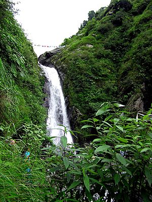 Archivo:Bhagsu's water fall, McLeod Ganj, Dharamsala