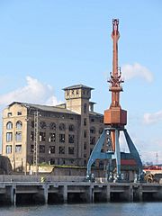 Archivo:Bilbao - Muelle de Zorrotza y edificio de Molinos Vascos 1