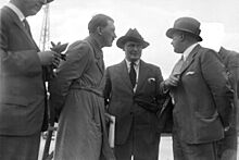 Archivo:Bundesarchiv Bild 102-14081, Berlin-Tempelhof, Hitler, Göring u. Röhm