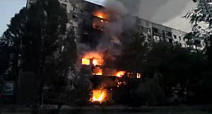 Archivo:Burning apartment building in Shahtersk, August 3, 2014