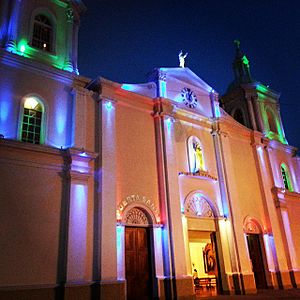 Archivo:Catedral de Estelí de noche