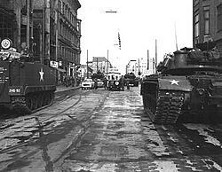 Archivo:Checkpoint Charlie 1961-10-27