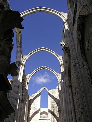 Archivo:Convento do Carmo ruins in Lisbon