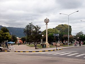 Archivo:Cosquín desde Salta y Sarmiento esquina Jaime Dávalos