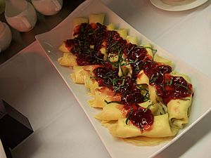 Archivo:Duck confit crepes with Cumberland sauce