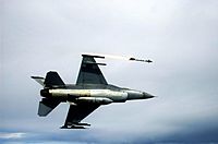 Archivo:F-16C Fighting Falcon fires an AIM-9 Sidewinder