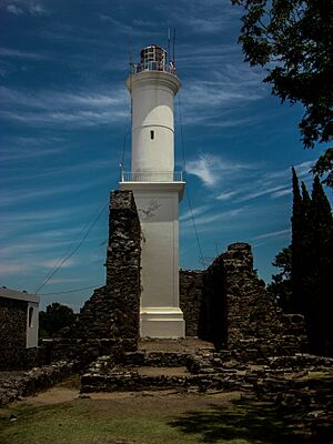 Archivo:Faro de Colonia del Sacramento.