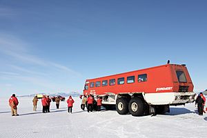 Archivo:Ivan the Terra Bus, in Antarctica -e