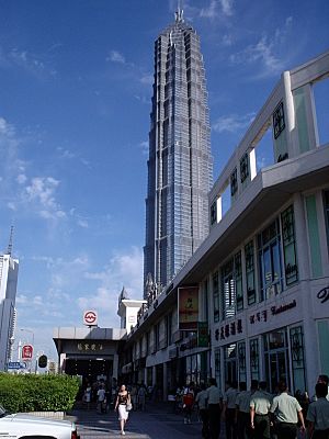 Archivo:Jin Mao tower and metro station, with cadets in foreground, Shanghai